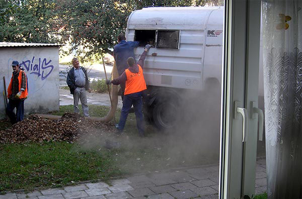 Foto: ... celem tych os�b - praca dla dobra spo�ecze�stwa i �rodowiska  (?) ...  (Ba�uty - grudzie� '2005)