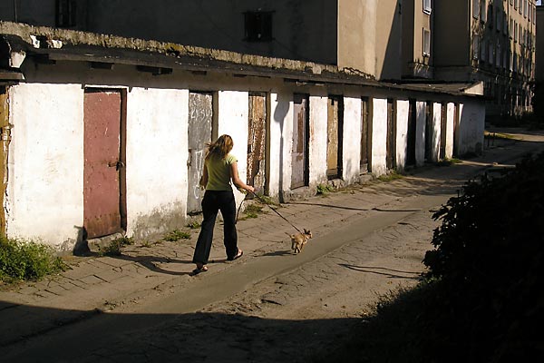 Foto: Ba�uty ... obowi�zkowy spacer z pieskiem. (pa�dziernik '2005)