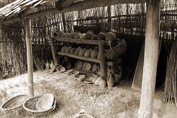 Foto: Na dziedzi�cu Muzeum Kinematografii - scenografia do filmu "Stara Ba��" Jerzego Hoffmana.