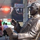 Pomnik - teatralny fotel z siedzącym Stefanem Jaraczem