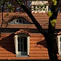 Pałac Alfreda Biedermanna - budynek o cechach modernistycznych, nakryty dachem mansardowym.