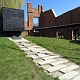 Na dziedzińcu Muzeum Tradycji Niepodległościowych w Łodzi
oddział Radogoszcz, Muzeum Martyrologii i Walki.