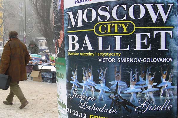 Foto: Ul. Wojska Polskiego r�g  Spornej - ��d� na co dzie� i od �wi�ta ... (grudzie� '2005)