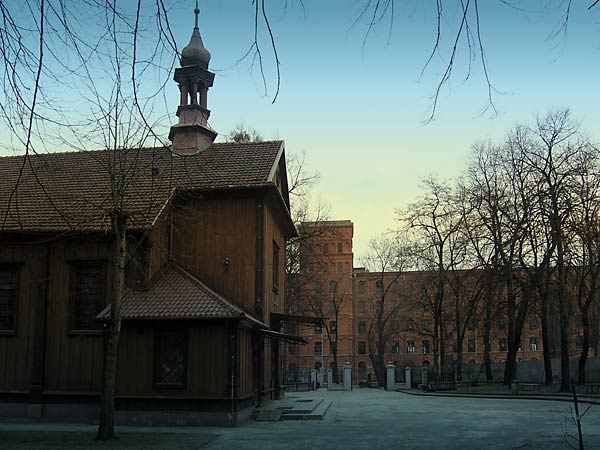 Foto: Na dziedzi�cu Ko�cio�a �wi�tego J�zefa przy ul. Ogrodowej - w tle mury fabryki Pozna�skiego 