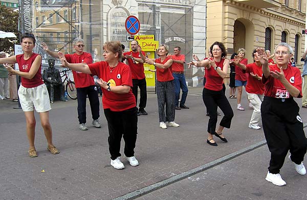 Foto: Tai Chi na ul. Piotrkowskiej - zapraszamy do wsp�lnych �wicze�.