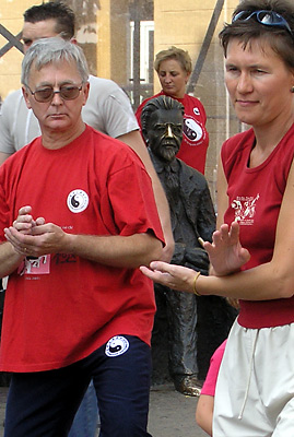 Foto: W�. St. Reymont podgl�da �wicz�cych Tai Chi na ul. Piotrkowskiej 